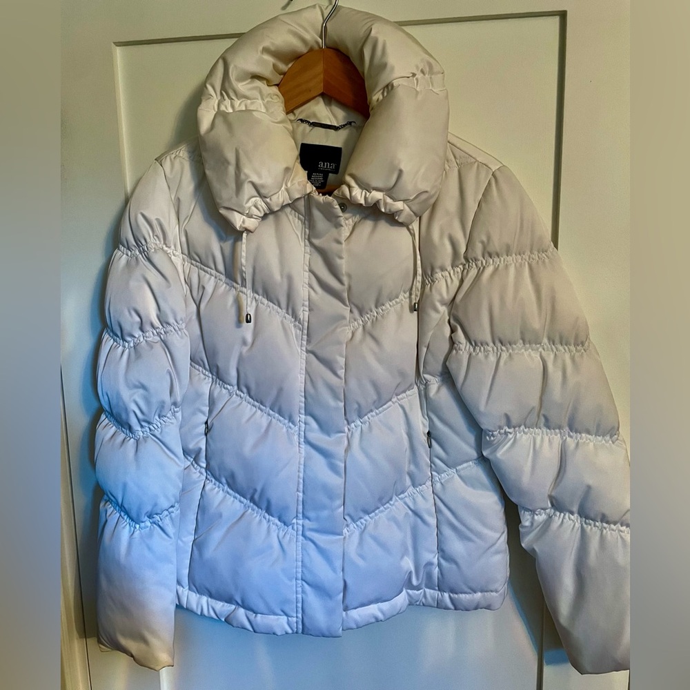 a.n.a Women's Cream Duck Down Puffer Cropped Jacket